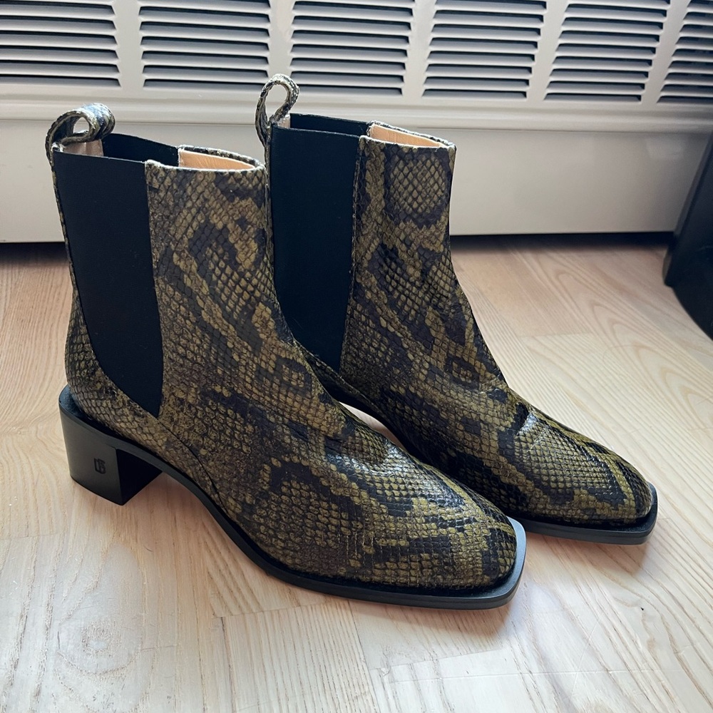Dear Frances new Rae Boots in olive snake size 37.5